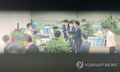 This Oct. 6, 2021, photo, provided by the National Assembly's photo press corps, shows CIO investigators searching the Seoul office of Rep. Jeong Jeom-sig of the People Power Party. (Yonhap)