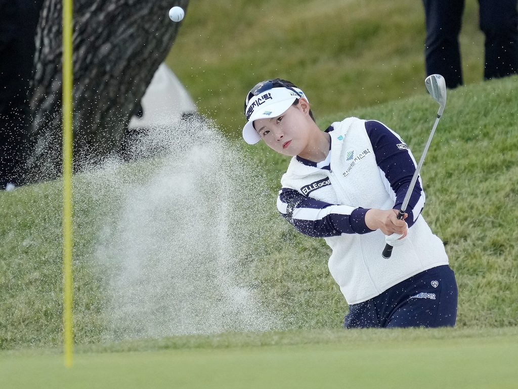 Lim Hee-jeong of South Korea hits a shot out of a greenside bunker on the 11th hole during the third round of the BMW Ladies Championship at LPGA International Busan in Busan, some 450 kilometers southeast of Seoul, on Oct. 23, 2021, in this photo provided by BMW Korea. (PHOTO NOT FOR SALE) (Yonhap)