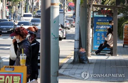 Information on a bus arrival notice board in Gwangju, southwestern South Korea, is halted on Oct. 25, 2021, due to an internet outage. People also experienced inconvenience with their mobile calls. (Yonhap)