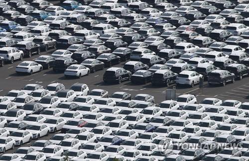 This file photo, taken Aug. 2, 2021, and provided by Hyundai Motor, shows newly completed vehicles waiting to be exported at the carmaker's port in Ulsan, 414 kilometers southeast of Seoul. (PHOTO NOT FOR SALE) (Yonhap)