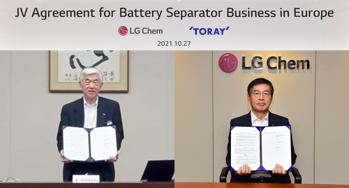 LG Chem Ltd. Vice Chairman Shin Hak-cheol (R) and Akihiro Nikkaku, president and CEO of Japan's Toray Industries Inc., sign a contract to set up a joint venture on battery separators, via video links, in this photo provided by LG Chem on Oct. 27, 2021. (PHOTO NOT FOR SALE) (Yonhap)