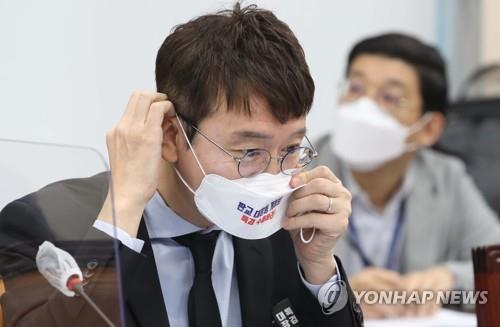 This file image shows Rep. Kim Woong of the People Power Party during a parliamentary session on Oct. 20, 2021. (Yonhap)