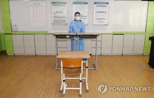 (4th LD) Serious COVID-19 cases hit fresh high amid few signs of virus slowdown | Yonhap News Agency