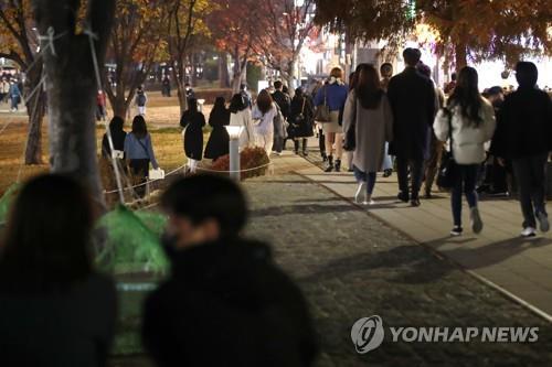 A street in the Mapo district in Seoul is crowded with people on Nov. 18, 2021. (Yonhap)
