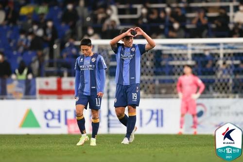 Oh Se-hun of Ulsan Hyundai FC (R) celebrates his goal against Jeju United during a K League 1 match at Munsu Football Stadium in Ulsan, some 415 kilometers southeast of Seoul, on Nov. 21, 2021, in this photo provided by the Korea Professional Football League. (PHOTO NOT FOR SALE) (Yonhap)