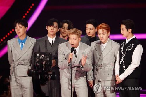 Moon congratulates BTS on winning top honor at AMAs