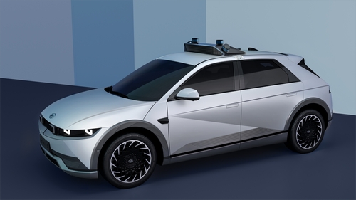 This photo, provided by Hyundai Motor Co. on Nov. 25, 2021, shows its electric self-driving IONIQ 5 SUV. (PHOTO NOT FOR SALE) (Yonhap)