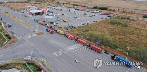 In this file photo, trucks queue up to buy urea solution at a gas station near a port in the city of Gwangyang, South Jeolla Province, on Nov. 11, 2021, amid a shortage of the product used to reduce emissions in diesel vehicles. (Yonhap)