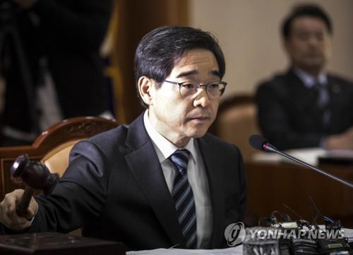 Ex-justice questioned over suspicion of helping clear Lee of election law breach