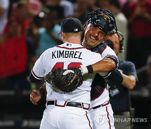 In this EPA file photo from May 23, 2014, Atlanta Braves catcher Gerald Laird (R) embraces closer Craig Kimbrel after finishing off the Colorado Rockies in the top of the ninth inning of a Major League Baseball regular season game at Turner Field in Atlanta. (Yonhap)