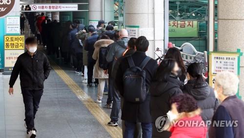 People line up at a makeshift clinic in central Seoul on Dec. 21, 2021 to get tested for COVID-19. (Yonhap) 