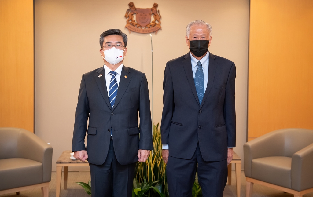 South Korea's Defense Minister Suh Wook (L) poses for a photo with Singaporean Defense Minister Ng Eng Hen in Singapore on Dec. 23, 2021, in this photo released by the Ministry of National Defense. (PHOTO NOT FOR SALE) (Yonhap)