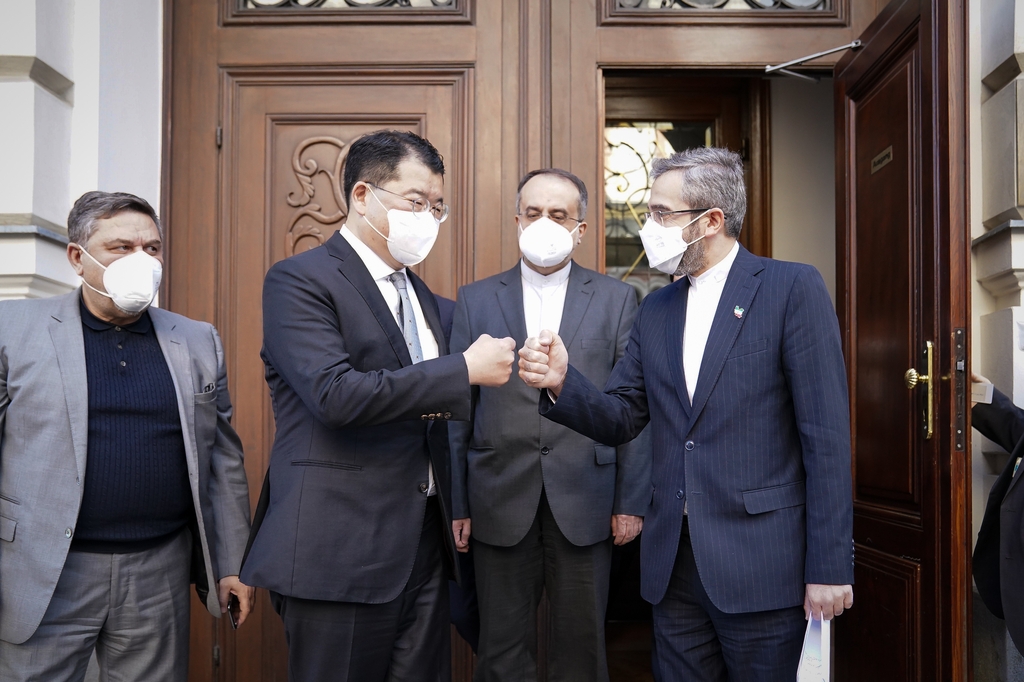 South Korea's First Vice Foreign Minister Choi Jong-kun (2nd from L) meets with his Iranian counterpart, Ali Bagheri Kani, in Vienna on Jan. 6, 2021, to discuss issues of Tehran's frozen assets under U.S. sanctions, in this photo provided by Seoul's foreign ministry. (PHOTO NOT FOR SALE) (Yonhap)