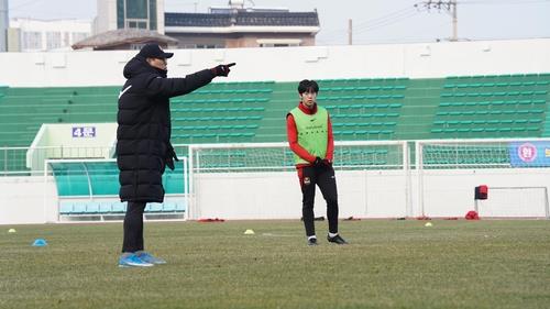 FC Seoul head coach An Ik-soo (L) directs his players during a training session in Namhae, some 500 kilometers south of Seoul, on Jan. 12, 2022, in this photo provided by FC Seoul. (PHOTO NOT FOR SALE) (Yonhap)