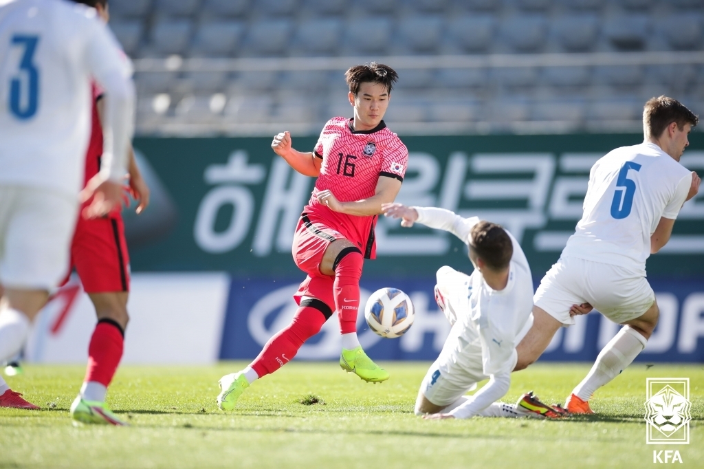 Kim Jin-gyu of South Korea (C) attempts a pass against Iceland in the teams' friendly football match at Mardan Sports Complex in Antalya, Turkey, on Jan. 15, 2022, in this photo provided by the Korea Football Association. (PHOTO NOT FOR SALE) (Yonhap)