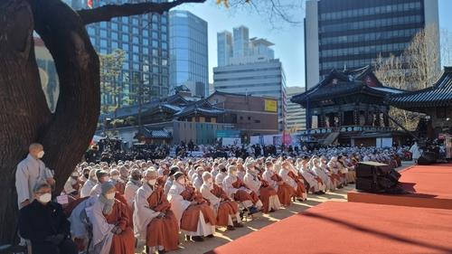 Buddhist monks participate in a massive rally against the government's apparent religious bias at Jogye Temple in downtown Seoul on Jan. 21, 2022. (Yonhap)