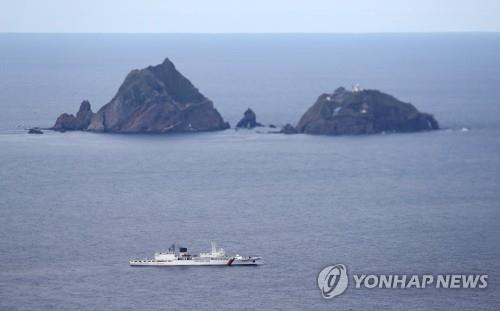 A South Korean Coast Guard ship patrols near the country's easternmost Dokdo Islets on Sept. 2, 2021, eight days ahead of the 68th anniversary of Korea Coast Guard Day. (Pool photo) (Yonhap)