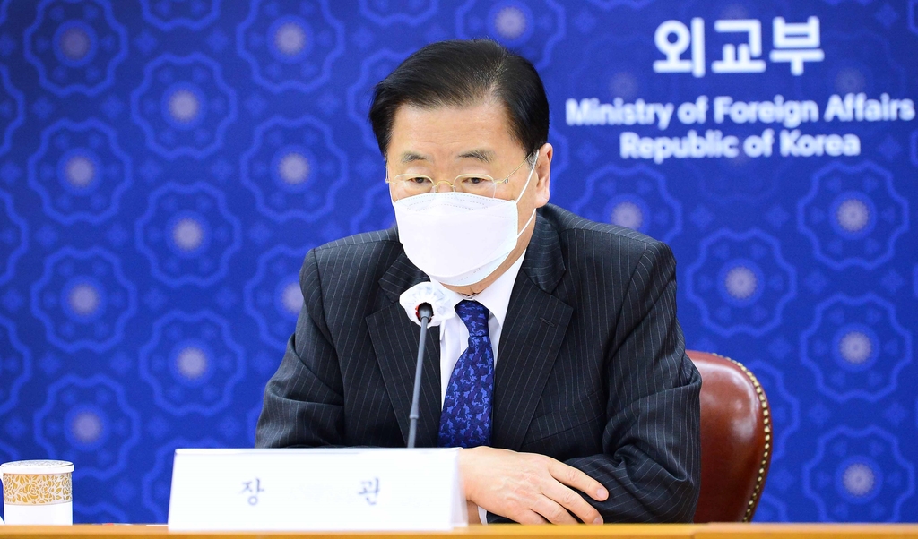 (LEAD) FM Chung stresses safety of citizens in Ukraine