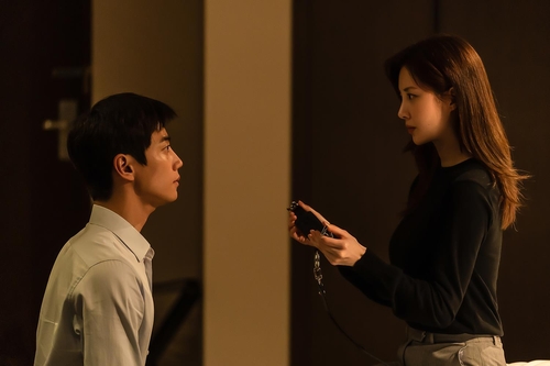 This photo provided by Netflix shows a scene from its new original Korean film "Love and Leashes." (PHOTO NOT FOR SALE) (Yonhap)