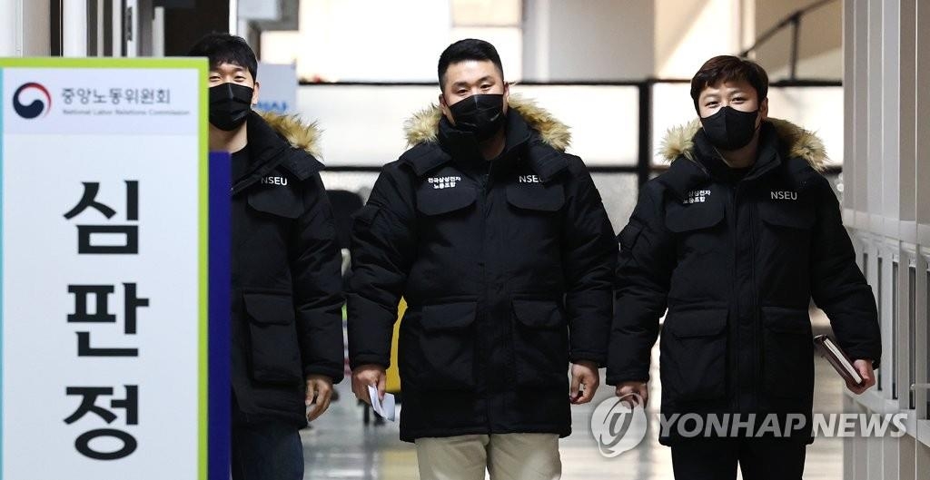 Labor unionists at Samsung Electronics Co. head to a wage negotiation meeting at the National Labor Relations Commission in the central administrative city of Sejong, some 160 kilometers south of Seoul, on Feb. 14, 2022. (Yonhap)