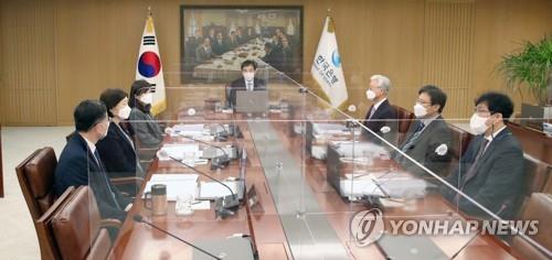 This photo, provided by the Bank of Korea (BOK) on Jan. 14, 2022, shows BOK Gov. Lee Ju-yeol (C) presiding over a rate-setting meeting at the central bank in Seoul. (PHOTO NOT FOR SALE) (Yonhap) 