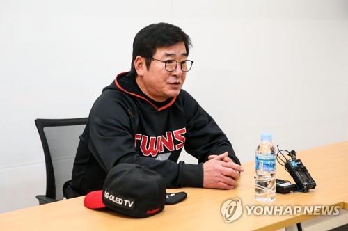 In this file photo from Nov. 4, 2020, Ryu Joong-il, then manager of the LG Twins, speaks to reporters before Game 1 of a Korea Baseball Organization first-round postseason series against the Doosan Bears at Jamsil Baseball Stadium in Seoul. (Yonhap)
