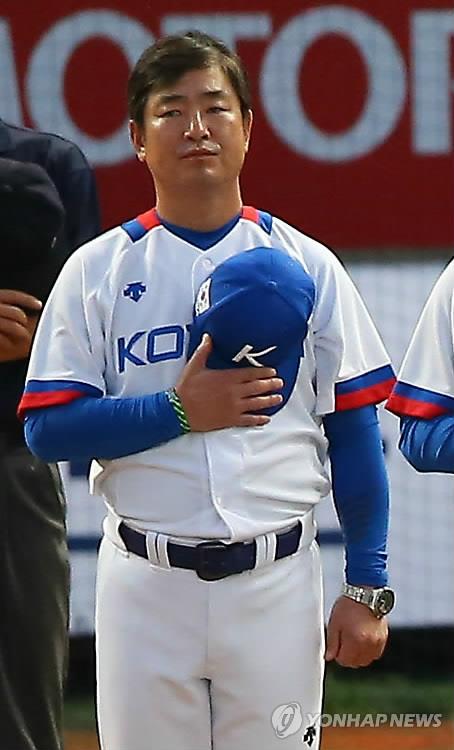 In this file photo from Sept. 24, 2014, Ryu Joong-il, then manager of the South Korean national baseball team, stands for the national anthem before his team's preliminary game against Chinese Taipei during the Incheon Asian Games at Munhak Baseball Stadium in Incheon, 40 kilometers west of Seoul. (Yonhap)