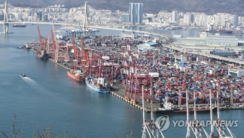 This photo, taken on Jan. 21, 2022, shows a port in South Korea's southeastern city of Busan. (Yonhap) 