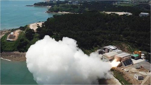 (LEAD) S. Korea successfully test-fires solid-fuel space rocket: defense ministry