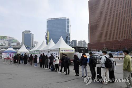People line up to get tested for COVID-19 at a makeshift clinic on April 6, 2022. (Yonhap)