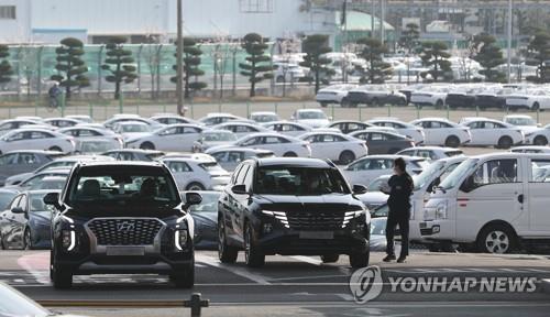 Newly produced cars are parked at a Hyundai Motor delivery center in the southeastern city of Ulsan on April 7, 2022. (Yonhap)