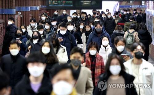 People wear masks as they walk through a subway station in central Seoul on Jan. 26, 2022. (Yonhap)