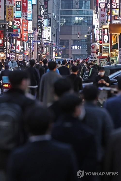 Streets bustle with people in Bangi-dong, eastern Seoul, on April 4, 2022. (Yonhap) 