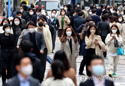 This undated file photo shows citizens wearing masks. (Yonhap)