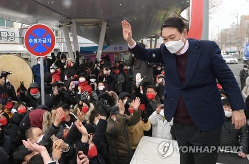 Yoon visits liberal Jeolla provinces for first time since election