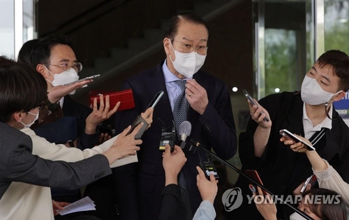Unification Minister-designate Kwon Young-se speaks to reporters in front of the ministry's office for inter-Korean dialogue in central Seoul on April 21, 2022. (Yonhap)