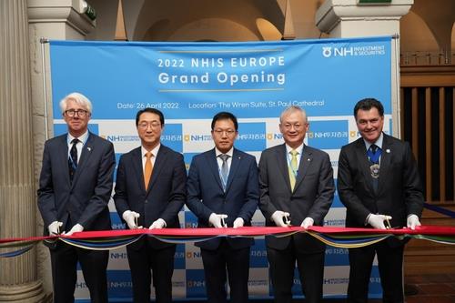 NH Investment & Securities Co. CEO Jeong Young-chae (2nd from R) attends the opening ceremony of its British office on April 26, 2022, in this photo provided by NH Investment & Securities. (PHOTO NOT FOR SALE) (Yonhap)
