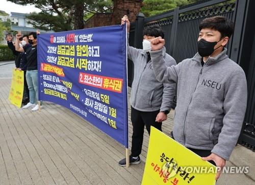 Unionized workers at Samsung Electronics Co. stage a protest in front of Vice Chairman Lee Jae-yong's residence in Yongsan, central Seoul, in this file photo taken April 13, 2022. (Yonhap)