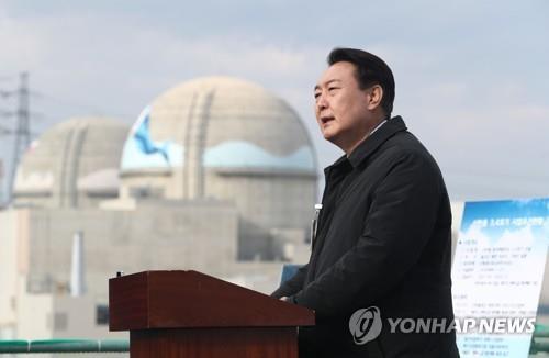 This photo taken on Dec. 29, 2021, shows, then main opposition presidential candidate Yoon Suk-yeol announcing his campaign pledge on the nuclear industry during a visit to the now-halted construction site of two reactors in the coastal county of Uljin, 330 kilometers southeast of Seoul. (Yonhap)