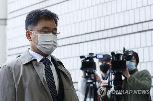 This file photo taken on Nov. 3, 2021, shows Kim Man-bae, owner of Hwacheon Daeyu Asset Management, appearing at a Seoul court for questioning about his criminal charges. (Yonhap)