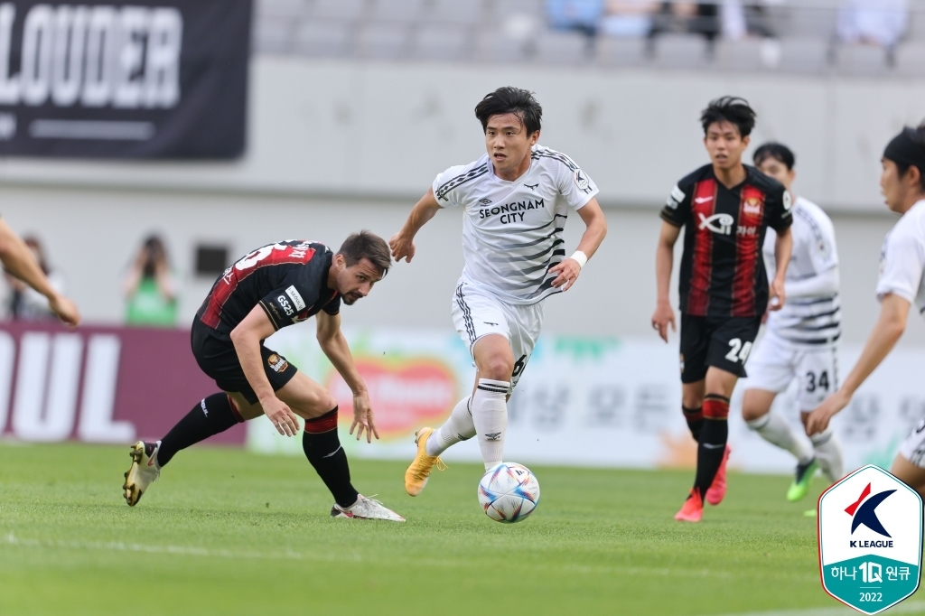 Park Soo-il of Seongnam FC (C) dribbles the ball against FC Seoul during the clubs' K League 1 match at Seoul World Cup Stadium in Seoul on May 21, 2022, in this photo provided by the Korea Professional Football League. (PHOTO NOT FOR SALE) (Yonhap)