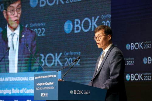 (LEAD) BOK chief highlights central banks' post-pandemic role, worries about low inflation, growth in emerging economies