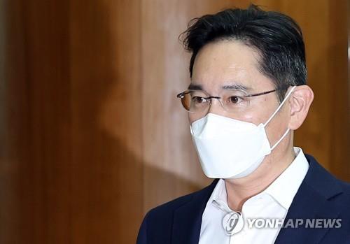 Samsung Electronics Vice Chairman Lee Jae-yong leaves for Europe on a business trip on June 7, 2022, through Gimpo International Airport. (Yonhap)