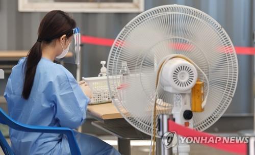 (LEAD) S. Korea's new COVID-19 cases above 12,000 for 2nd day amid eased virus curbs