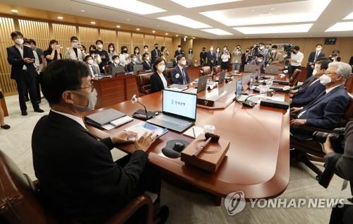 This file photo taken May 26, 2022, shows Bank of Korea (BOK) Gov. Rhee Chang-yong (L) and the members of the BOK's monetary policy board attending a meeting in Seoul. (Yonhap)