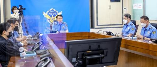 This photo provided by the Coast Guard shows Coast Guard Commissioner General Jeong Bong-hun (C) offering to resign during a meeting with chief commanders. (PHOTO NOT FOR SALE) (Yonhap)