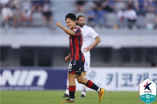 Lee Seung-woo of Suwon FC celebrates a goal against Suwon Samsung Bluewings during the clubs' K League 1 match at Suwon Stadium in Suwon, 35 kilometers south of Seoul, on June 25, 2022, in this photo provided by the Korea Professional Football League. (PHOTO NOT FOR SALE) (Yonhap)
