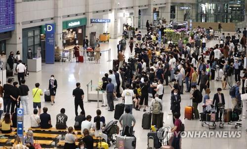 The arrival area of Incheon International Airport, west of Seoul, is busy with people on June 23, 2022. (Yonhap)