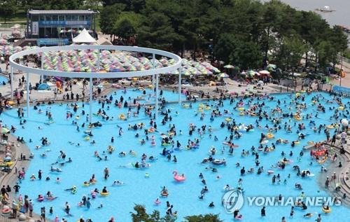 Giant swimming facilities at a public park in Ddukseom, eastern Seoul, bustle with visitors, in this June 26, 2022, file photo. (Yonhap)