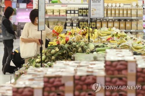 People shop for groceries at a discount chain store in Seoul on July 4, 2022, amid high inflation. (Yonhap)